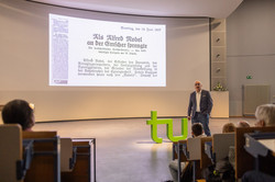 Titelfolie der Präsentation mit Manfred Bayer auf der Bühne
