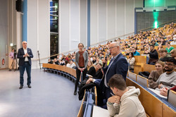 Person aus dem Publikum stellt eine Frage