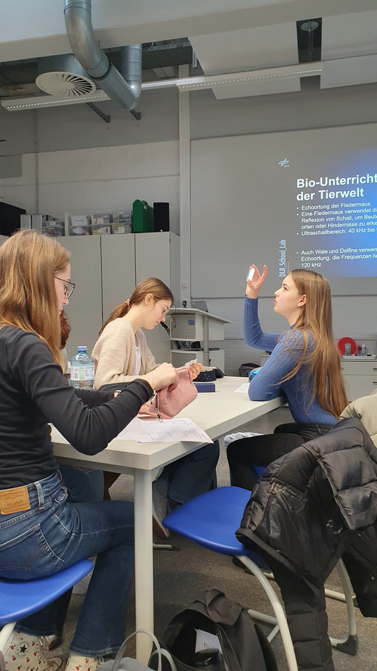 Girls at the MinTU workshop