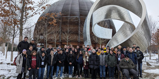 Die Teilnehmenden der CERN-Exkursion vor dem verschneiten Globe of Science and Innovation am CERN.