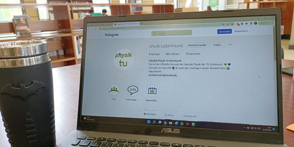 Instagramseite der Physik auf einem Laptop