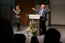 Reinhard Genzel und Dolmetscherin hinter dem Rednerpult