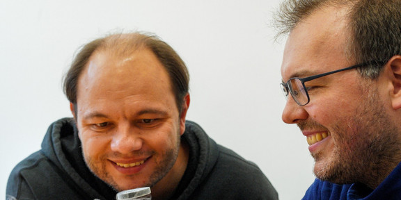 Marc Aßmann and Jörg Debus observe a cool experiment.