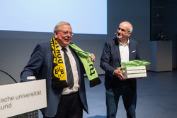 Reinhard Genzel mit dem ungehängten TU-BVB-Schal neben Manfred Bayer