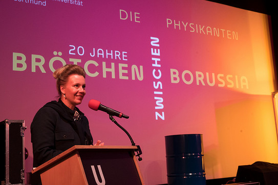 Ministerin Ina Brandes begrüßt die Gäste.