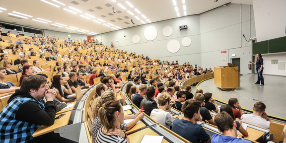 Students sitting in a lecture in the lecture hall.