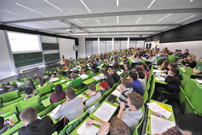 Studierende sitzen in einer Vorlesung im Hörsaal. 