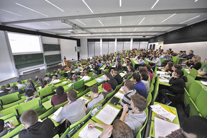 Studierende sitzen in einer Vorlesung im Hörsaal. 