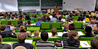 Vorlesung im Seminarraumgebäude I Voll besetzter Hörsaal