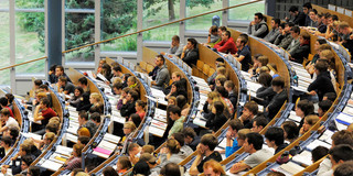 Students sitting in a lecture in the lecture hall.