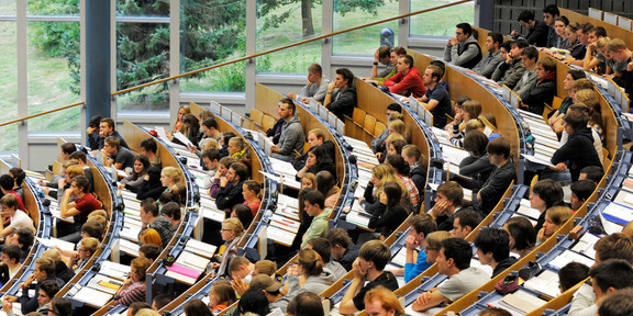 Students in the lecture hall_01 Students sitting in a lecture in the lecture hall.